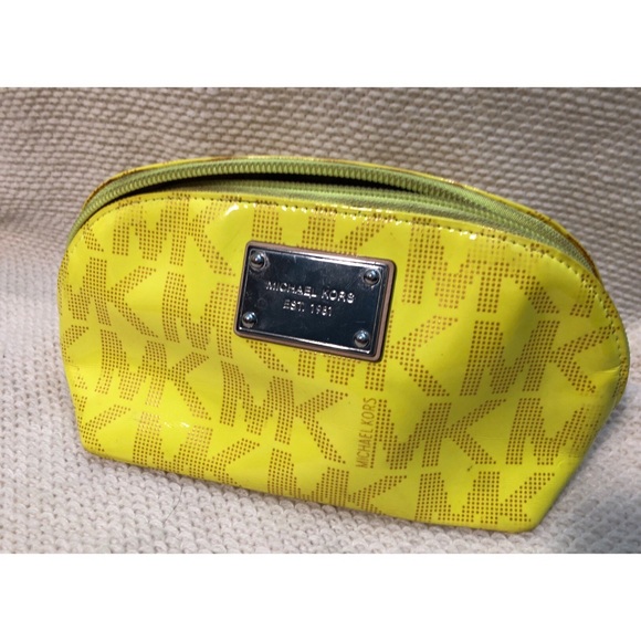 Michael Kors Handbags - 🆓Michael Kors Makeup Bag **** FREE GIFT ****